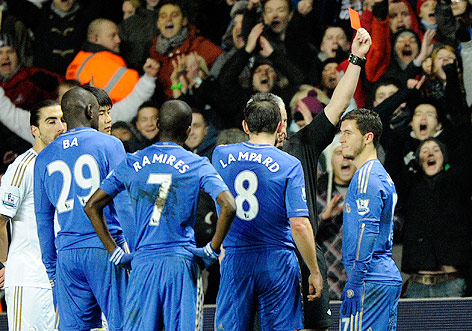 © Reuters/Rebecca Naden Hazard (Chelsea) erhält die rote Karte