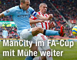 Stoke Citys Jonathan Walters gegen Manchester Citys Pablo Zabaleta