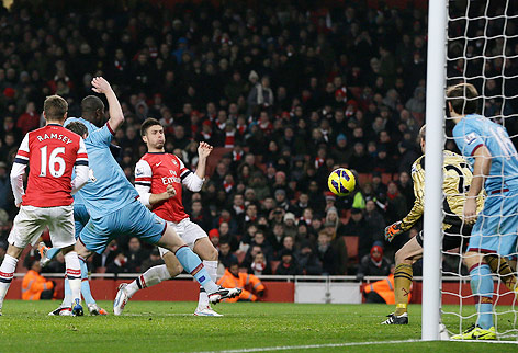 © AP/Alastair Grant Olivier Giroud schießt ein Tor