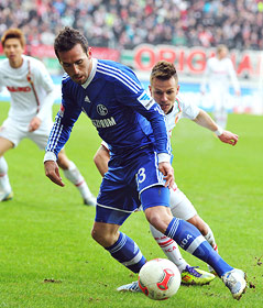 Ronny Philp (Augsburg) veruscht den Ball von Christian Fuchs (Schlake) zu erkämpfen