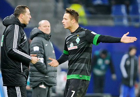 Marko Arnautovic (Werder Bremen) regt sich bei dem vierten Offiziellen auf