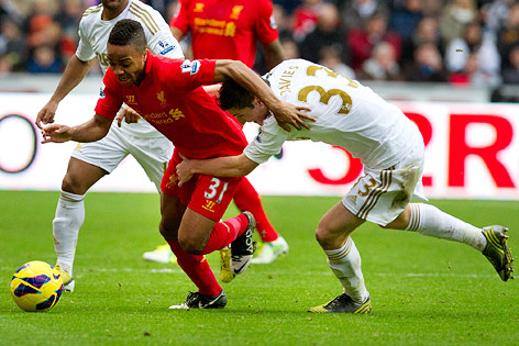 © AP/Tom Hevezi Liverpools Raheem Sterling im Zweikampf mit Swansea Citys Ben Davies