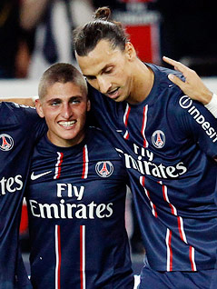 © Reuters/Benoit Tessier Paris St Germain's Zlatan Ibrahimovic und Marco Verratti umarmen sich