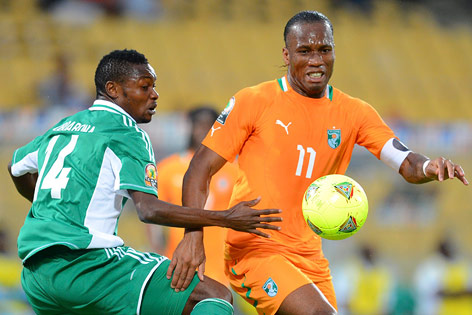© APA/EPA/Barry Aldworth Godfrey Oboabona (Nigeria) und Didier Drogba (Elfenbeinküste) kämpfen um den Ball
