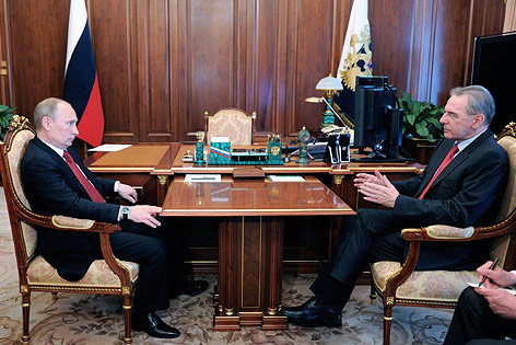 © AP/RIA-Novosti, Alexei Druzhinin, Government Press Service Russlands Präsidetn Wladimir Putin mit IOC-Chef Jacques Rogge
