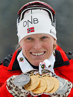 © AP/Petr David Josek Tora Berger präsentiert ihre Medaillen-Ausbeute bei der Biathlon-WM
