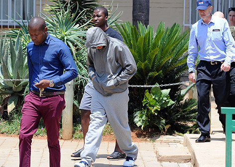 © APA/AP/Chris Collingridge Oscar Pistorius beim Verlassen der Polizeistation