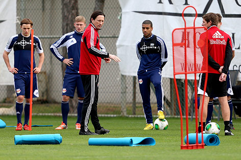 © GEPA/Felix Roittner Salzburg-Trainer Roger Schmidt gibt seinen Spielern im Trainingslager Anweisungen