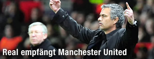 Real-Coach Jose Mourinho zeigt mit beiden Zeigefinger nach oben, ManUnietd-Trainer Sir Alex Ferguson im Hintergrund