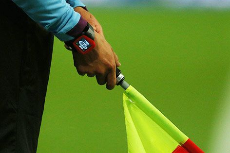 © GEPA/AMA Sports/Matthew Ashton Schiedsrichter mit Hawk-Eye-Anzeiger am Handgelenk