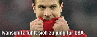Andreas Ivanschitz (Mainz) nimmt sein Trikot zwischen die Z&auml;hne