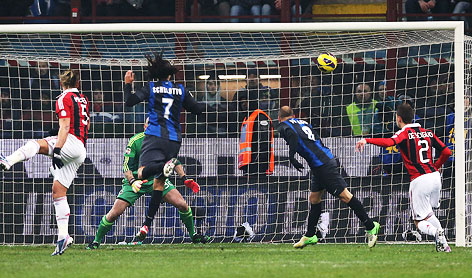 © APA/AP/Luca Bruno Inter Milans Ezequiel Schelotto köpfelt den Ball ins Tor