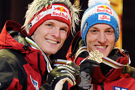 © GEPA/Oliver Lerch Thomas Morgenstern und Gregor Schlierenzauer mit WM-Medaillen