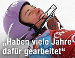 Tina Maze liegt lachend im Schnee