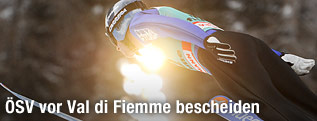 Skispringer im Flutlicht