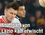 William Kvist (Stuttgart) und and Ederson (Lazio) im Kopfballduell