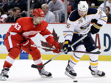 Darren Helm (Detroit Red Wings) gegen Thomas Vanek (Buffalo Sabres)