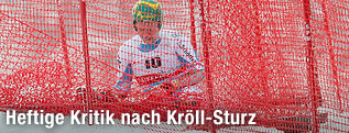 Klaus Kr&ouml;ll sitzt nach einem Sturz hinter dem Sicherheitszaun