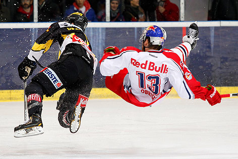 © GEPA/Mathias Mandl Christoph Draschkowitz (Capitals) und Patrick Obrist (Salzburg) fliegen über das Eis