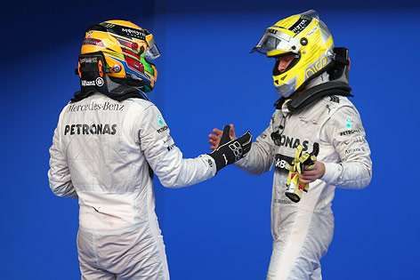 © GEPA/XPB Images/Batchelor Nico Rosberg und Lewis Hamilton geben sich die Hand