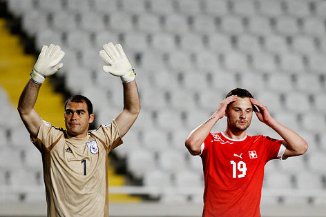 © Reuters/Yorgos Karahalis Schweizer Haris Seferovic enttäuscht, Zyperns Goalkeeper Antonis Georgallides mit erhobenen Händen