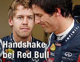 Sebastian Vettel und Mark Webber geben sich die Hand