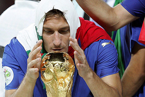 © APA/EPA/Daniel Dal Zennaro Francesco Totti mit WM-Pokal