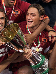© Reuters Francesco Totti mit Cup-Pokal