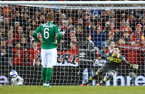 Torhüter Heinz Lindner (AUT) beim 1:1 durch Jonathan Walters (IRL)