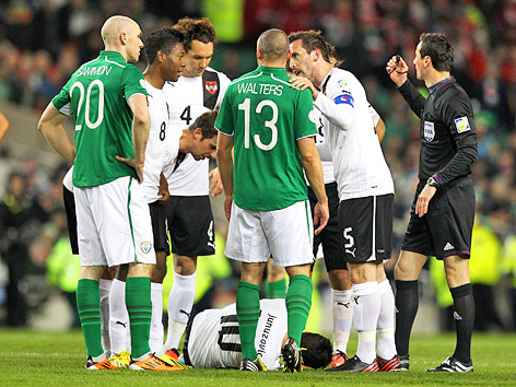 © GEPA/Christian Ort Zlatko Junuzovic liegt nach einem Foul am Boden