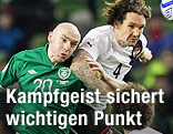Emanuel Pogatetz gewinnt ein Kopfballduell mit Conor Sammon
