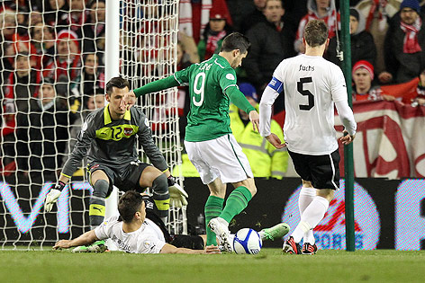 © GEPA/Christian Ort Heinz Lindner, Aleksandar Dragovic (AUT), Shane Long (IRL) und Christia Fuchs (AUT)