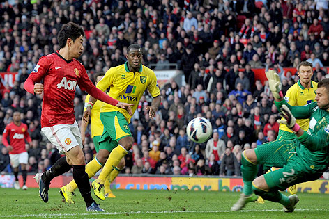 © APA/EPA/David Richards Manchester Uniteds Shinji Kagawa schießt ein Tor gegen Norwich City