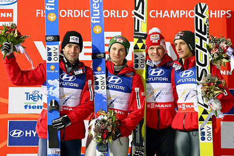© APA/EPA/Srdjan Suki Wolfgang Loitzl, Manuel Fettner, Thomas Morgenstern und Gregor Schlierenzauer bei der Siegerehrung