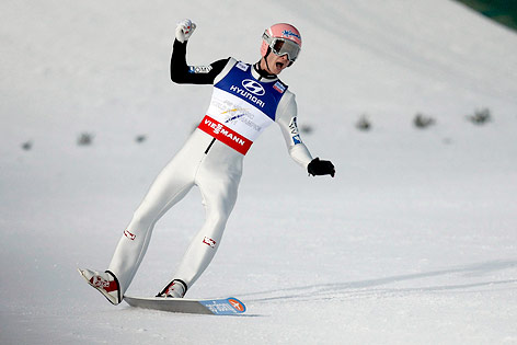 © APA/EPA/Peter Klaunzer Manuel Fettner jubelt mit nur einem Ski