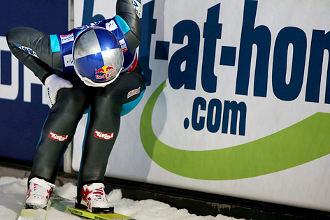 © GEPA/Andreas Pranter Thomas Morgenstern greift sich auf sein schmerzendes Knie