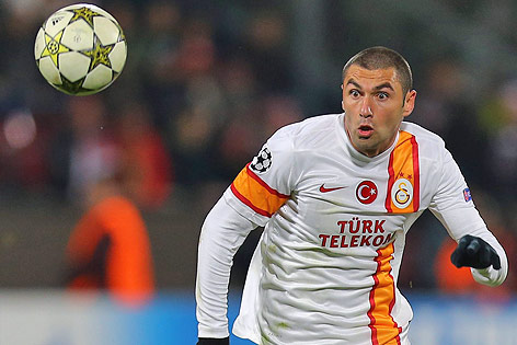 © APA/EPA/Robert Ghement Burak Yilmaz mit CL-Ball