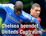 Chelseas Demba Ba im Zweikampf mit Manchster Uniteds Chris Smalling