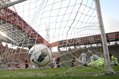 Catanias Tormann Pietro Terracciano bekommt im April 2012 im Auswärtsspiel im Stadion Nereo Rocco in Triest gegen Catania ein Tor