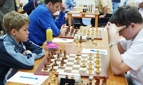 © Reuters/Anwar Mirza Magnus Carlsen gegen Alexei Fedorov in 2004.