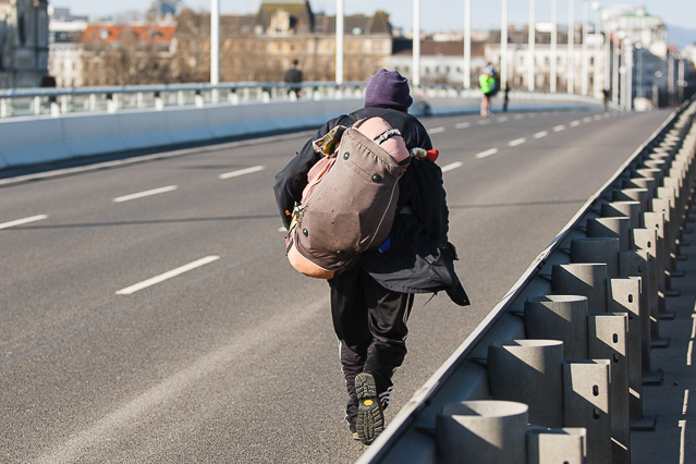 Ein Obdachloser läuft auf der Reichsbrücke