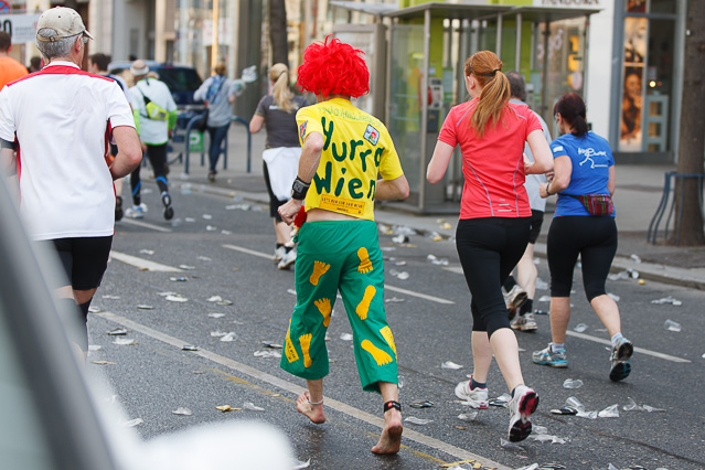 Mann läuft im Clownkostüm auf der Mariahilferstraße