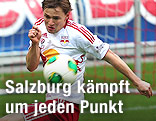 Stefan Hierlaender (Salzburg) mit Ball
