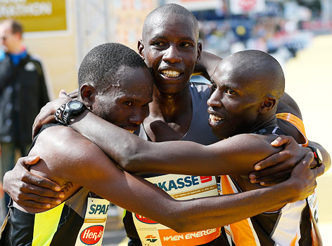 Henry Sugut feiert gemeinsam mit Solomon Kiptoo und Geoffrey Ndungu (alle KEN)