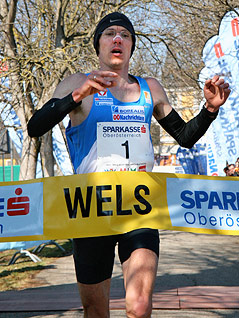 © Welser Halbmarathon Staatsmeister Günther Weidlinger beim Zieleinlauf beim Welser Halbmarathon