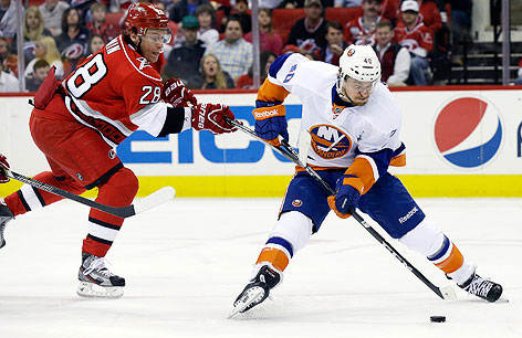© ApA/AP/Gerry Broome Michael Grabner (New York islanders) gegen Alexander Semin (Carolina Hurricanes)