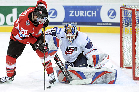 Thomas Vanek im ÖEHV-Trikot gegen USA-Tormann Robert Esche