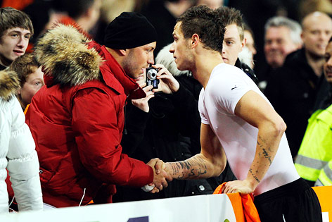 © GEPA/Christian Ort Marko Arnautovic gibt seinem Bruder Daniel die Hand
