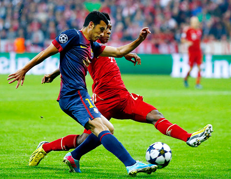 Pedro (Barca) im Duell mit David Alaba (Bayern)
