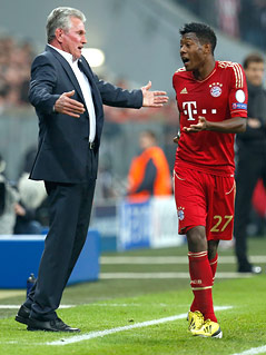Bayern-Coach Jupp Heynckes diskutiert an der Seitenlinie mit David Alaba